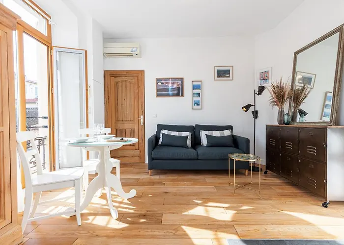 1 Bdr Downtown Near Place Massena *