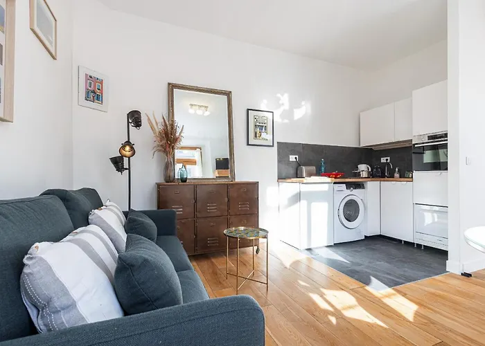 1 Bdr Downtown Near Place Massena *