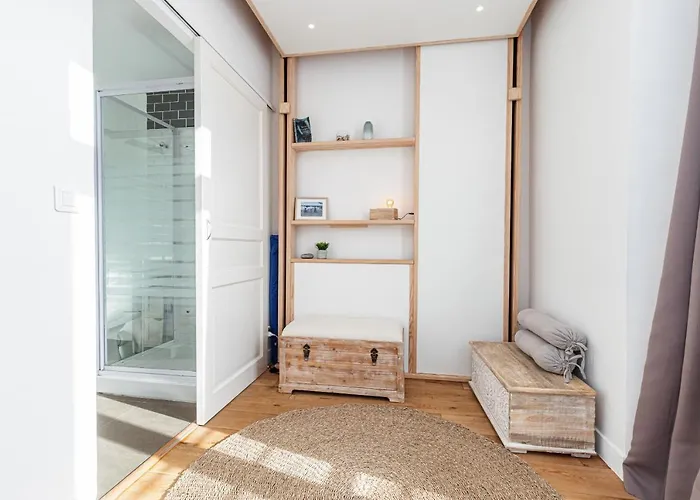 1 Bdr Downtown Near Place Massena *