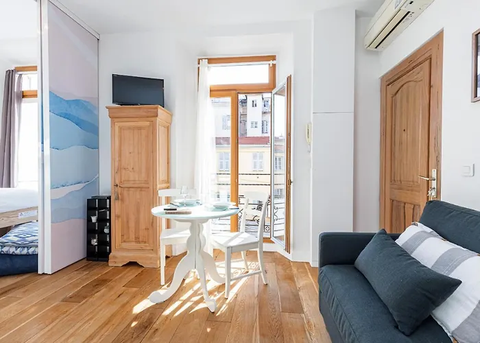 1 Bdr Downtown Near Place Massena *