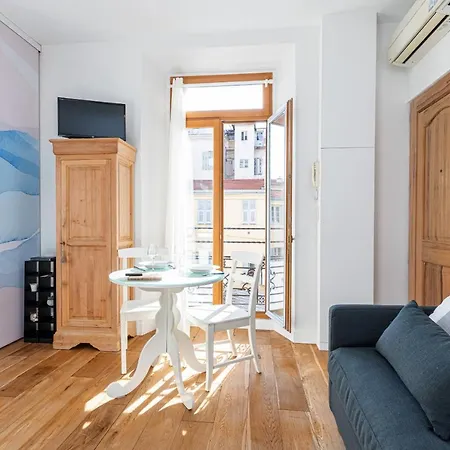 1 Bdr Downtown Near Place Massena *