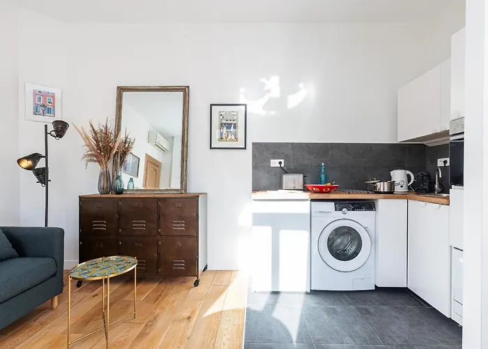 1 Bdr Downtown Near Place Massena *