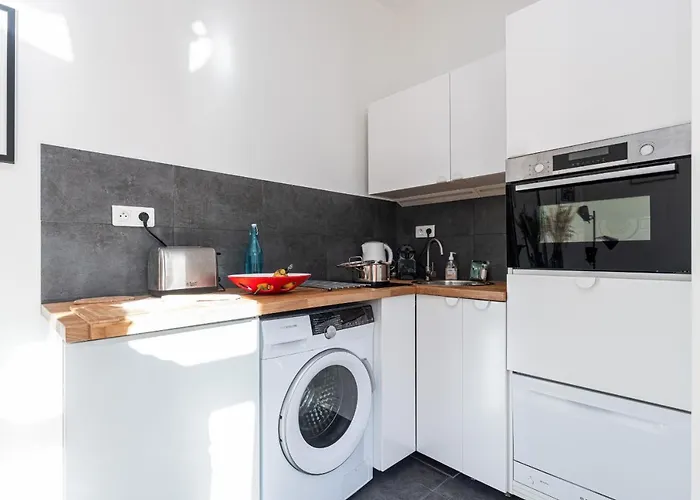 1 Bdr Downtown Near Place Massena *